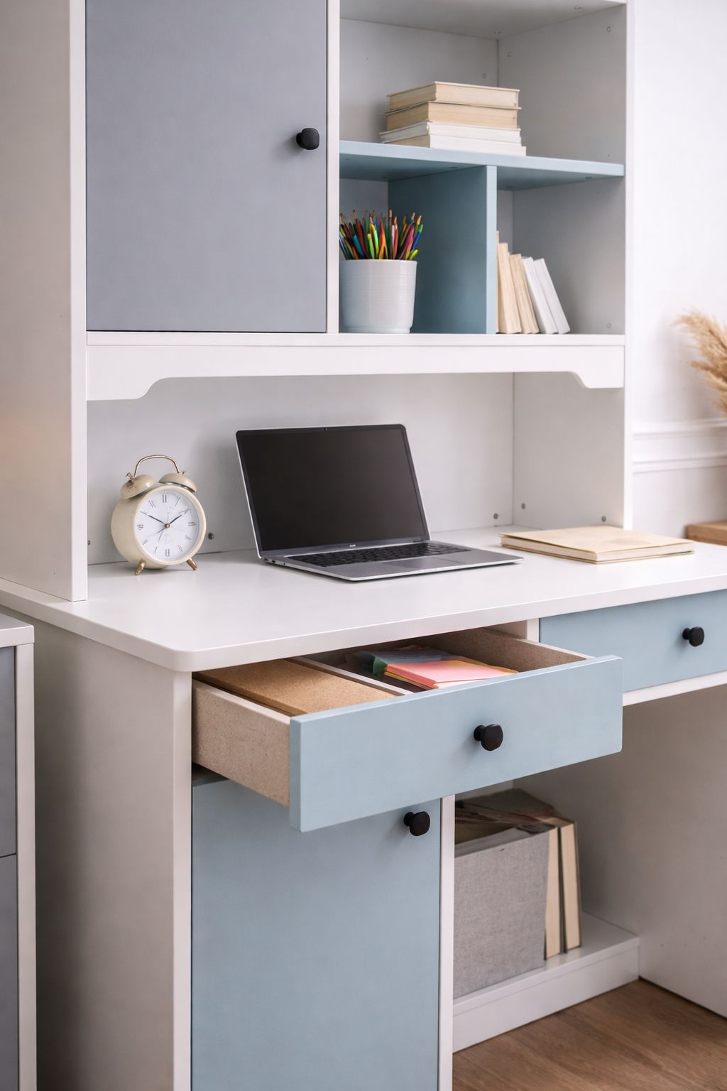 Bureau d’écriture moderne avec rangements intégrés, tiroirs et étagères. Design élégant et dimensions 100×60×180