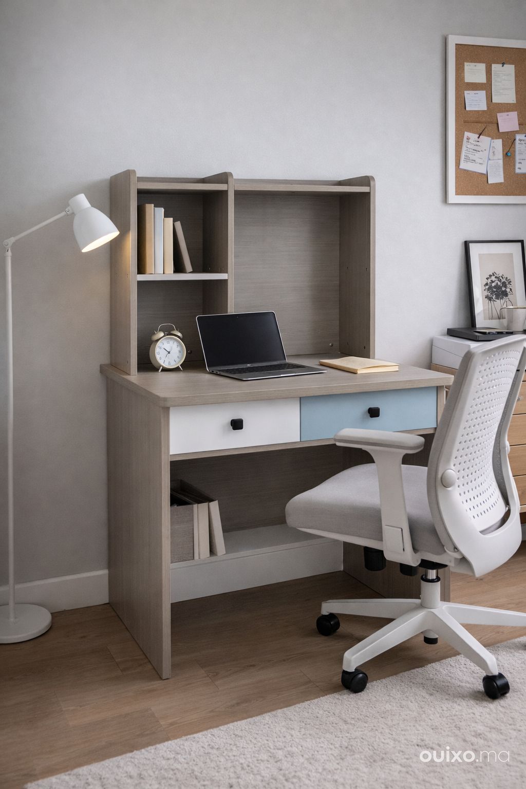Bureau écriture  avec rangement intégrés compact, pratique et élégant pour un espace de travail bien organisé.